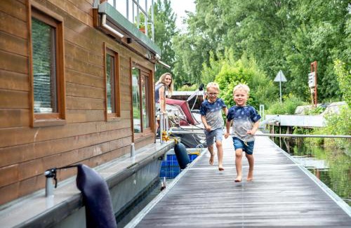 Holesovice Alquiler De Eote | Houseboat Bonanza Prague