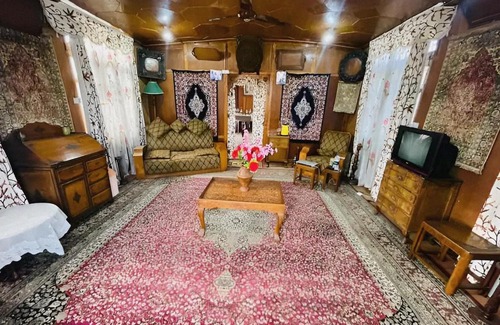 Dal Lake Hotel | Houseboat Danish palace