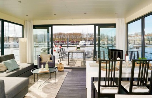 Tarnewitz Alquiler De Eote | Houseboat in Boltenhagen with terrace