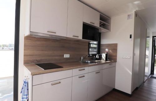 Lemmer Casa | Houseboat in Lemmer with Harbor Views