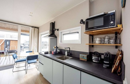 Offingawier Alquiler De Eote | Casa flotante en Sneek con vistas al lago