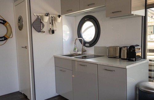 Flensburg Alquiler De Eote | Houseboat Luv in Sonwik harbor with a view of Denmark