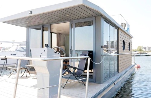 Flensburg Alquiler De Eote | Houseboat Luv in Sonwik harbor with a view of Denmark
