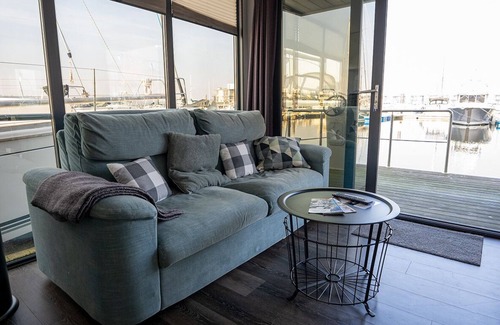 Flensburg Alquiler De Eote | Houseboat Luv in Sonwik harbor with a view of Denmark