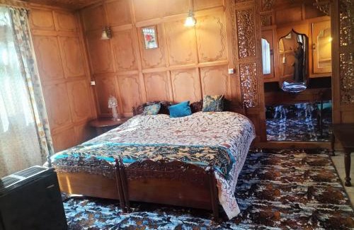 Brein Hotel | Houseboat sea lord