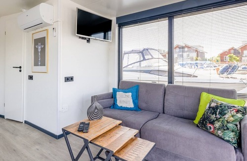 Municipality of Uitgeest Alquiler De Eote | A comfortable barge close to the sea and towns