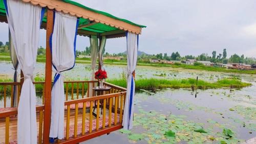 Dal Lake Hotel | Houseboat young wild Rose