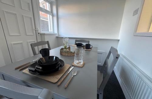 Stockton-on-Tees Casa | HouseSleeps5-Riverfront-Parking-Garden-Contractors
