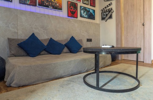 DLF Phase 1 Hotel | Housr Golf Course Road Phase 1 Metro
