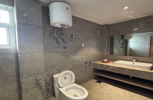 DLF Phase 1 Hotel | Housr Golf Course Road Phase 1 Metro