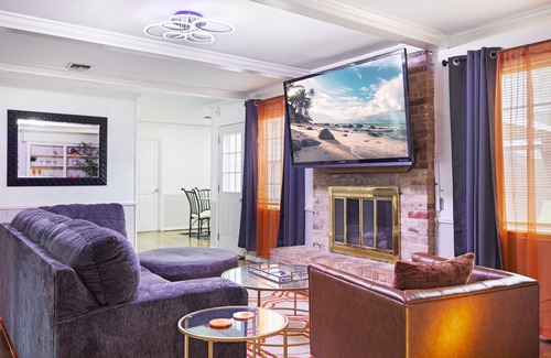 Ponderosa Forest Casa | Houston Escape w/Movie Room, Game Fun & Hot Tub , 15 Min IAH