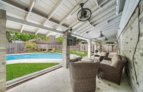 Barker Casa | Houston Pool Retreat Wifi Yard Bbq Games Tvs