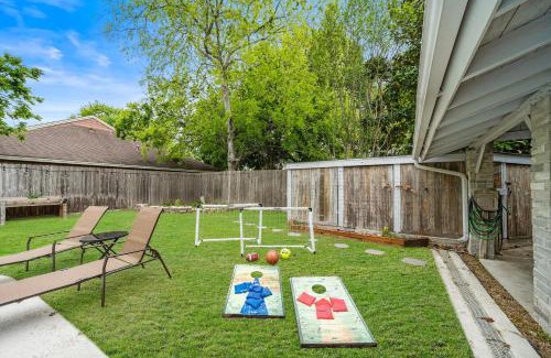 Barker Casa | Houston Pool Retreat Wifi Yard Bbq Games Tvs