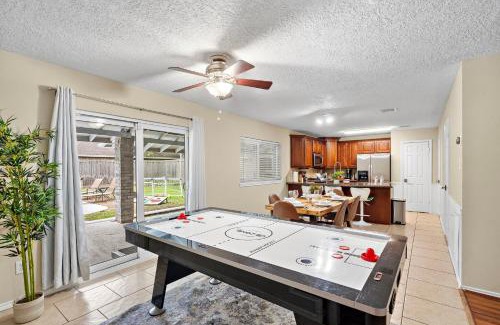 Barker Casa | Houston Pool Retreat Wifi Yard Bbq Games Tvs