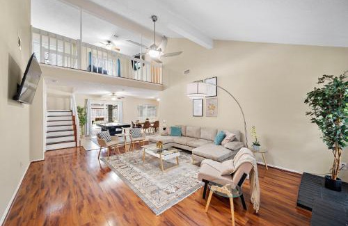 Barker Casa | Houston Pool Retreat Wifi Yard Bbq Games Tvs