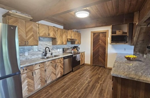 Highlands Casa | Houston Riverfront Cabin Retreat