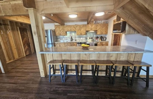 Highlands Casa | Houston Riverfront Cabin Retreat
