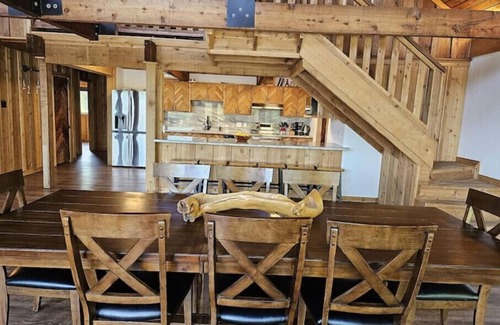 Highlands Casa | Houston Riverfront Cabin Retreat
