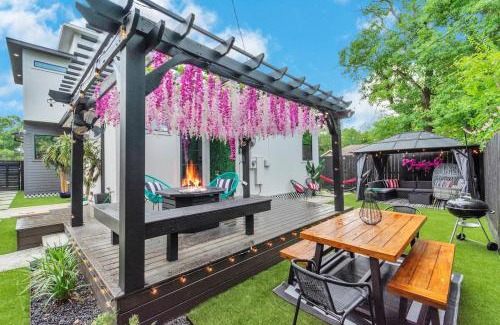 OST - South Union Casa | Houston's Downtown Bloom House - Spacious Floral Escape for Groups