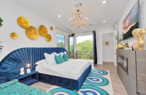 OST - South Union Casa | Houston's Downtown Bloom House - Spacious Floral Escape for Groups