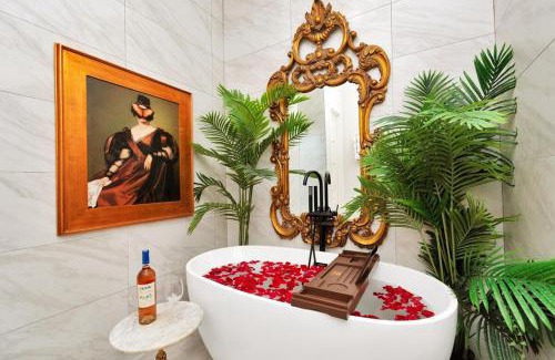 OST - South Union Casa | Houston's Downtown Bloom House - Spacious Floral Escape for Groups