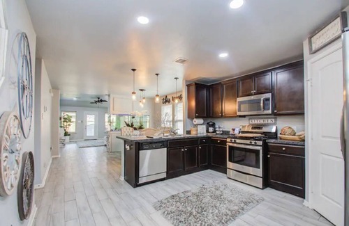 Houston Casa | Houston Sophisticated 4 room home W/Backyard Escape