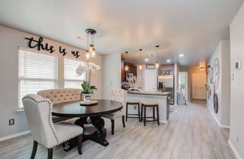 Houston Casa | Houston Sophisticated 4 room home W/Backyard Escape
