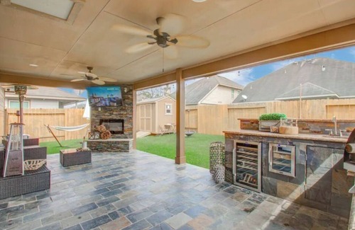 Houston Casa | Houston Sophisticated 4 room home W/Backyard Escape