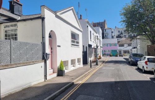 Hove Casa | Hove Seaside Cottage Sleeps 8 2 Mins to Seafront
