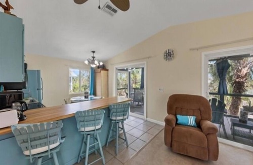 Placida Casa | Gulf View Cozy Cottage a pocos pasos de la playa - nueva terraza, carrito de golf y atraque! Qué dulce es, # 0118, Little Gasparilla Island