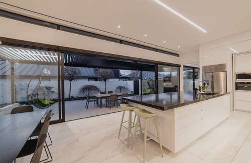 Fendalton Casa | How the 1% Live - Waiwetu St Sleeps 15