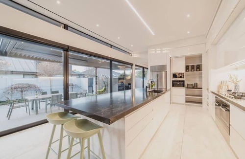 Fendalton Casa | How the 1% Live - Waiwetu St Sleeps 15