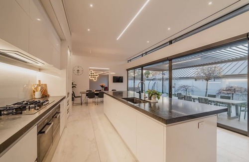 Fendalton Casa | How the 1% Live - Waiwetu St Sleeps 15