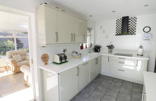 Pitchcombe Cabaña | HOWARD COTTAGE, pet friendly, with a garden in Offenham