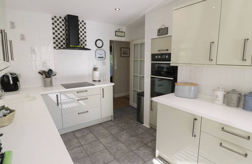 Pitchcombe Cabaña | HOWARD COTTAGE, pet friendly, with a garden in Offenham