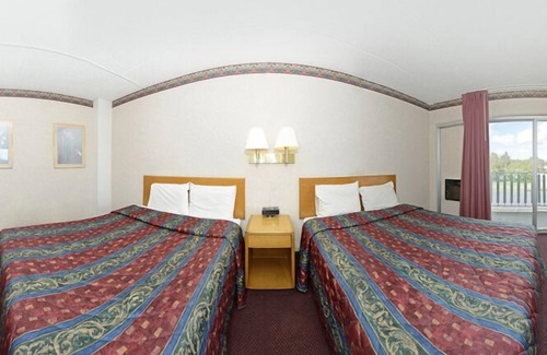 Fair Plain Hotel | Howard Johnson by Wyndham Benton Harbor/St. Joseph