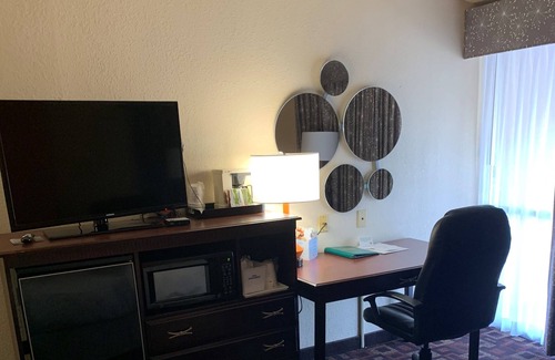 Central Oklahoma City Hotel | Howard Johnson by Wyndham Oklahoma City Airport/ Fairgrounds