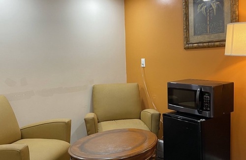 Ridgecrest Hotel | Howard Johnson by Wyndham Ridgecrest, CA