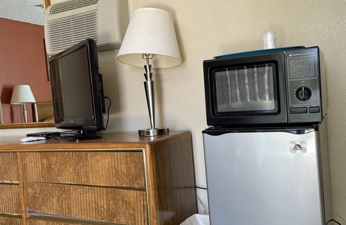 Ridgecrest Hotel | Howard Johnson by Wyndham Ridgecrest, CA