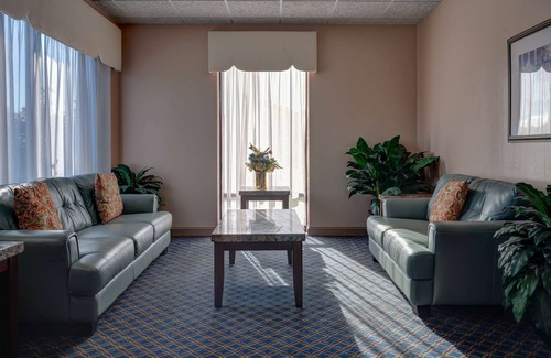 Hadley Hotel | Howard Johnson by Wyndham Amherst Hadley