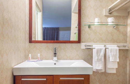 Sunnyside Hotel | Howard Johnson by Wyndham Kingston