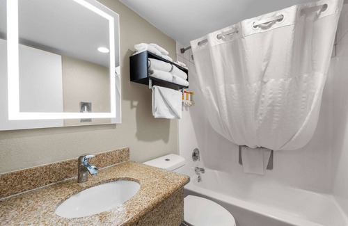 Westside Santa Cruz Hotel | Howard Johnson by Wyndham Santa Cruz Beach Boardwalk