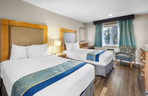 Westside Santa Cruz Hotel | Howard Johnson by Wyndham Santa Cruz Beach Boardwalk