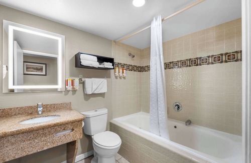 Westside Santa Cruz Hotel | Howard Johnson by Wyndham Santa Cruz Beach Boardwalk