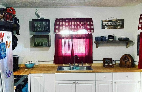 Central - Terry Cabaña | Howard's Hideaway Cottage - Unique Montana Retreat
