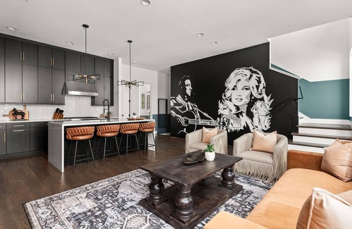 Katie Hill Neighborhood Condominio | Howdy Honey! 8 Beds ~ Hot Tub with Double Deck Rooftop & Amazing City Views ~ 3 Miles to Broadway!
