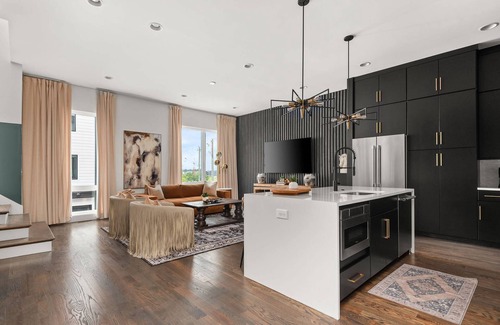 Katie Hill Neighborhood Condominio | Howdy Honey! 8 Beds ~ Hot Tub with Double Deck Rooftop & Amazing City Views ~ 3 Miles to Broadway!