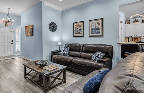College Station Casa | Howdy! Less than 4 miles from Kyle Field, Shirewood Manor is a perfect getaway.