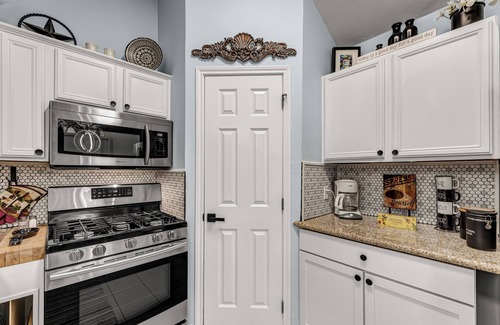 College Station Casa | Howdy! Less than 4 miles from Kyle Field, Shirewood Manor is a perfect getaway.