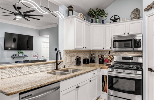 College Station Casa | Howdy! Less than 4 miles from Kyle Field, Shirewood Manor is a perfect getaway.
